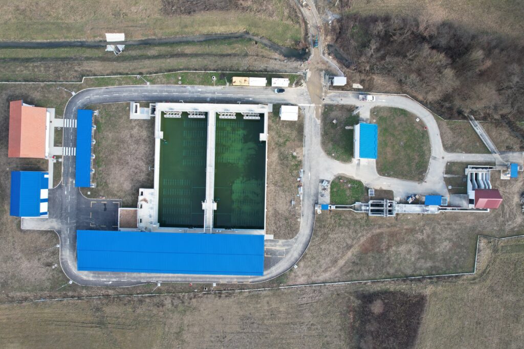 Eine Wasseraufbereitungsanlage von oben, gut zu sehen im Zentrum die beiden Regenerationsbecken, zusätzlich noch mehrere Gebäude links und ein längeres unter den Becken.