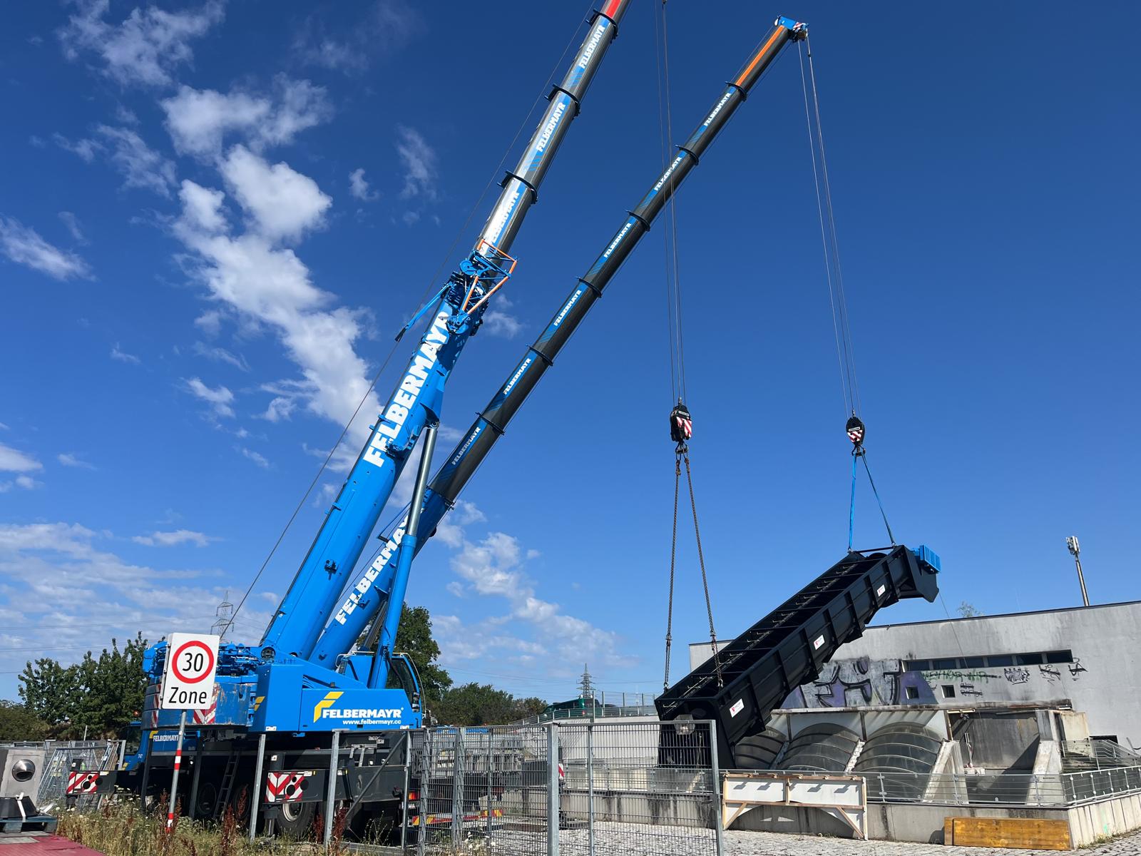 Ein Schneckeneinhub Hebewerk wird gerade mittels Kran platziert