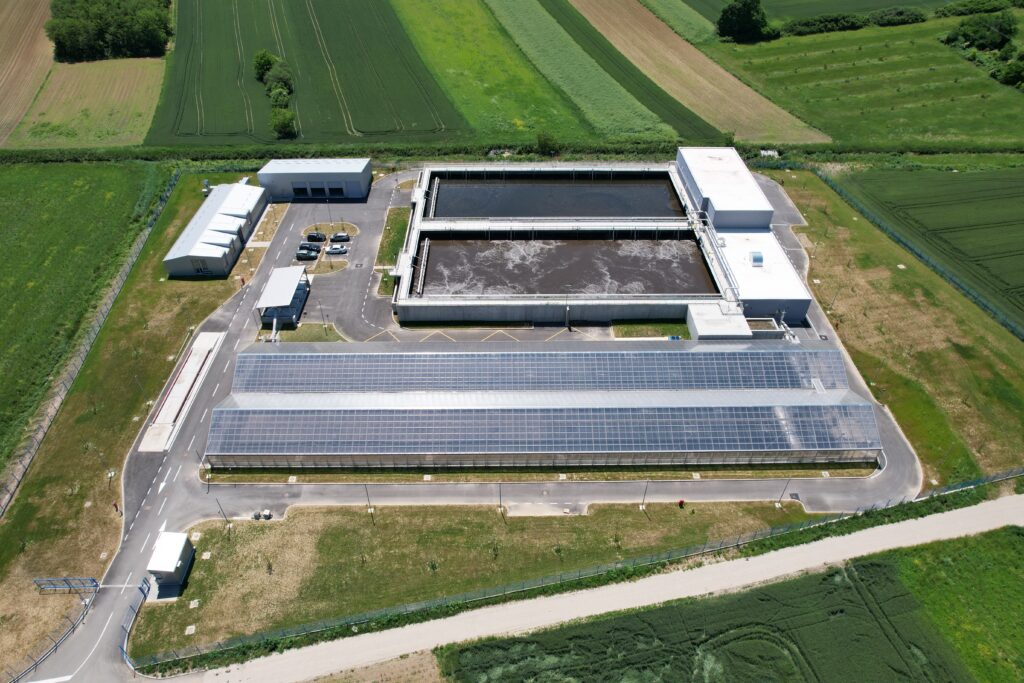 Käranlage in Dakovo, von oben. Man sieht die zwei Becken und die Solarpanele